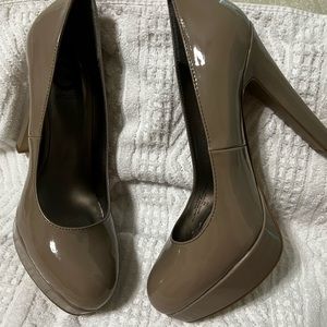 Guess beige patent leather heels